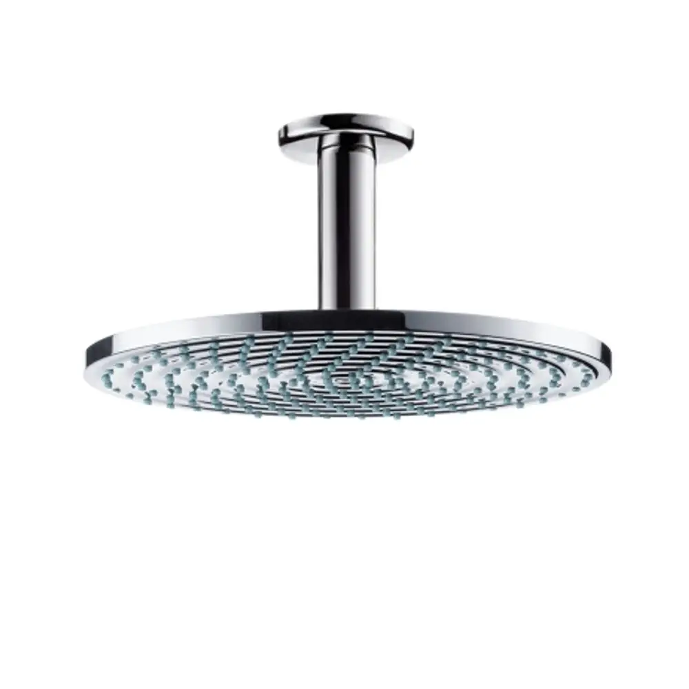 Chromfarbene Kopfbrause von Hansgrohe mit runder, flacher Form und mehreren Wasserauslässen, montiert an der Decke.